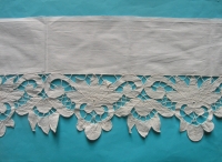 Ozdoba poličiek v kredenci – textilné vyšívané pásy