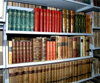 S knihou pri sviečkach